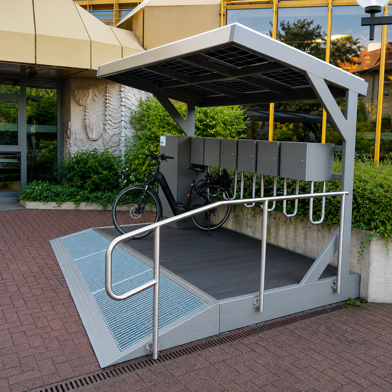 Autarke Ladestation für E-Bikes von Fend Solar mit Rampe und Handlauf vor der Kreisverwaltung Bad Dürkheim