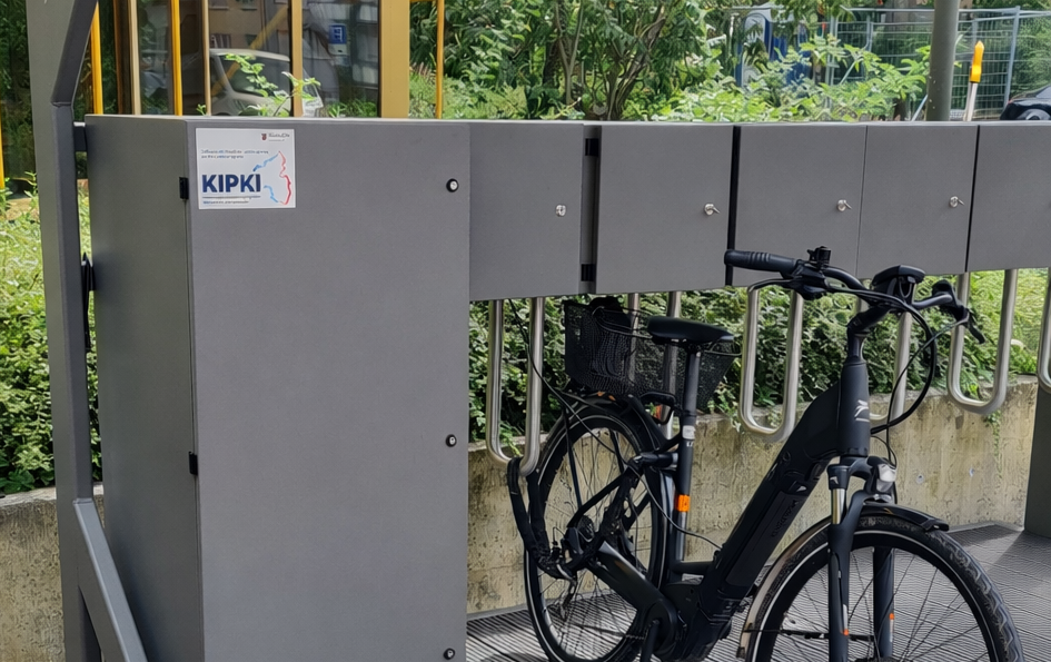 KIPKI Förderung Sticker auf der E-Bike Ladestation von Fend Solar vor der Kreisverwaltung Bad Dürkheim