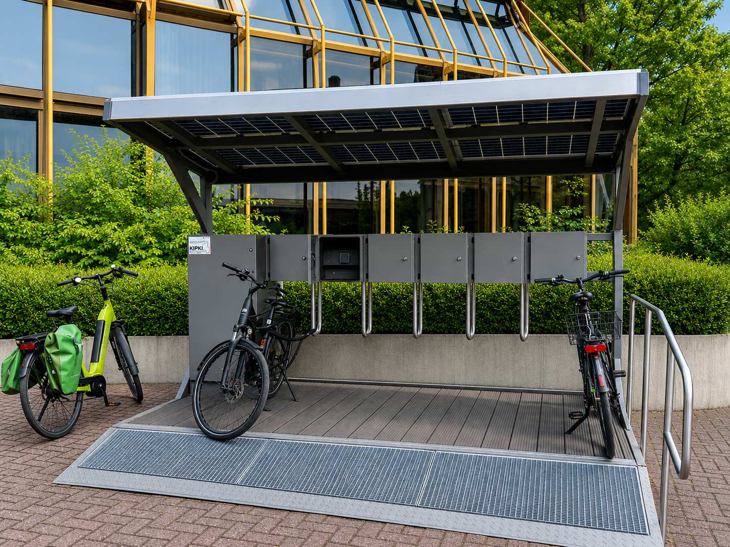 Autarke Solar-E-Bike-Ladestation mit Fahrradstellplätzen und Ladefächern vor einem Verwaltungsgebäude in Bad Dürkheim